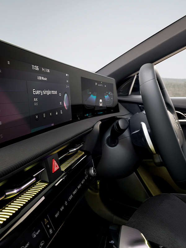 31.24cm (12.3)Curved Touchscreen Navigation